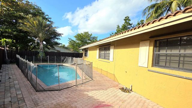 10390 NW 36th St, Coral Springs, FL 33065