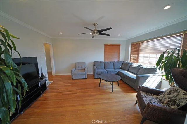 13719 S San Pedro, Los Angeles, CA 90061