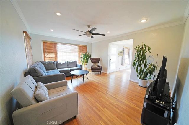 13719 S San Pedro, Los Angeles, CA 90061