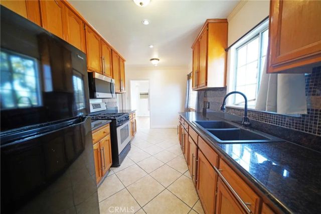 13719 S San Pedro, Los Angeles, CA 90061