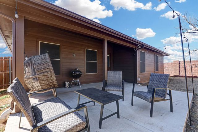 512 Amory Street, Azle, TX 76020