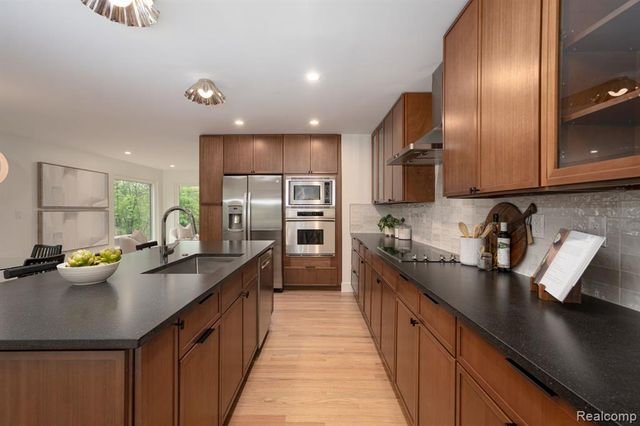 1907 Raymond Place, Bloomfield Hills, MI 48302