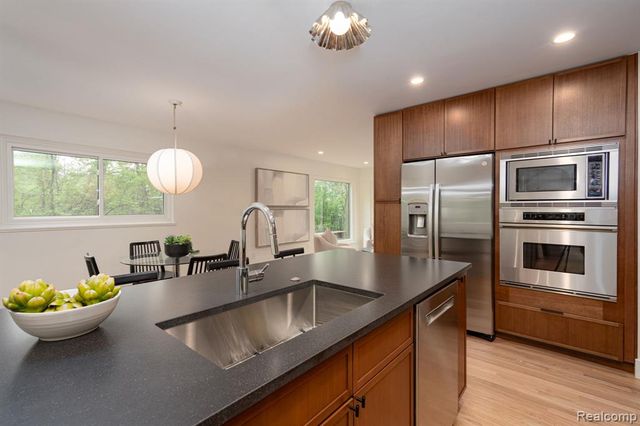 1907 Raymond Place, Bloomfield Hills, MI 48302