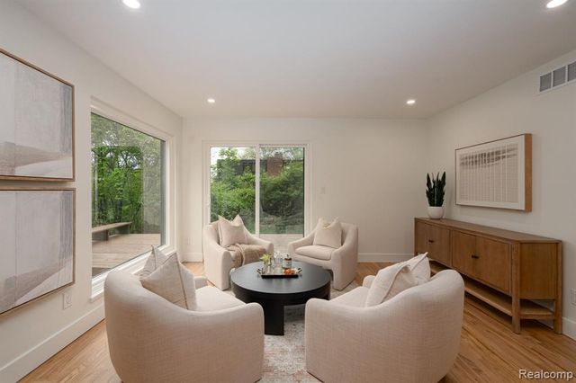 1907 Raymond Place, Bloomfield Hills, MI 48302