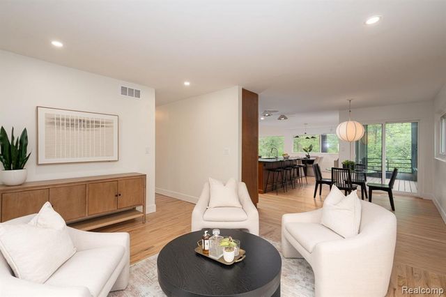 1907 Raymond Place, Bloomfield Hills, MI 48302