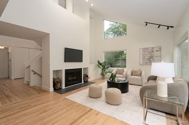 1907 Raymond Place, Bloomfield Hills, MI 48302