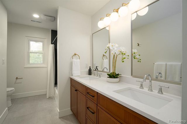 1907 Raymond Place, Bloomfield Hills, MI 48302