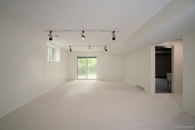 1907 Raymond Place, Bloomfield Hills, MI 48302