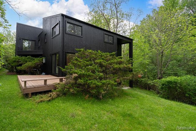 1907 Raymond Place, Bloomfield Hills, MI 48302