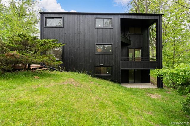 1907 Raymond Place, Bloomfield Hills, MI 48302