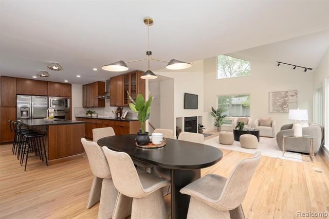 1907 Raymond Place, Bloomfield Hills, MI 48302