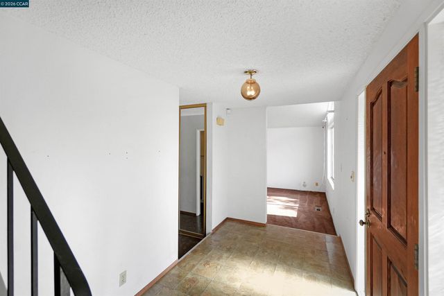121 Violet Rd, Hercules, CA 94547