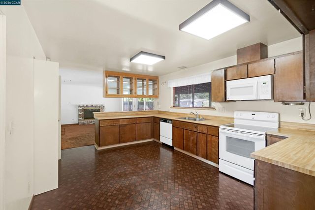 121 Violet Rd, Hercules, CA 94547