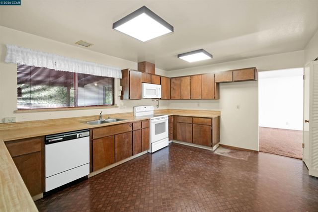 121 Violet Rd, Hercules, CA 94547