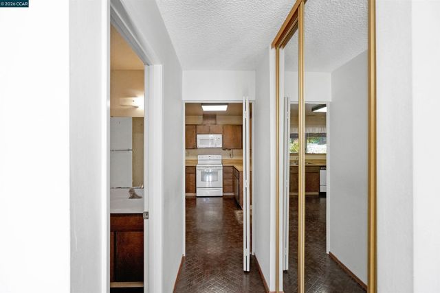 121 Violet Rd, Hercules, CA 94547