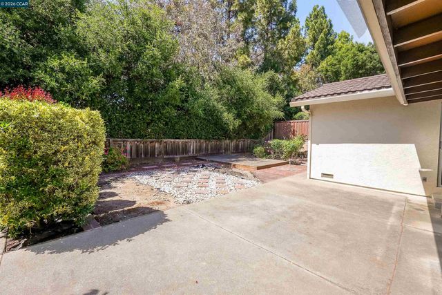121 Violet Rd, Hercules, CA 94547