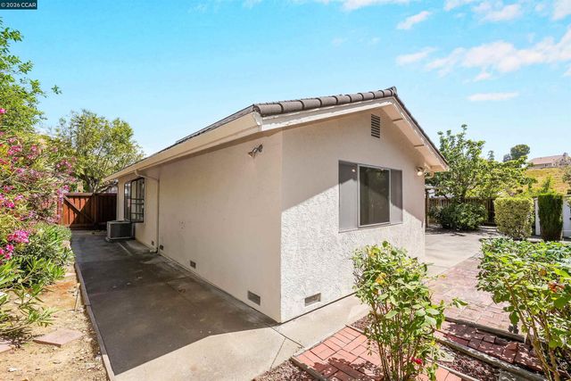 121 Violet Rd, Hercules, CA 94547