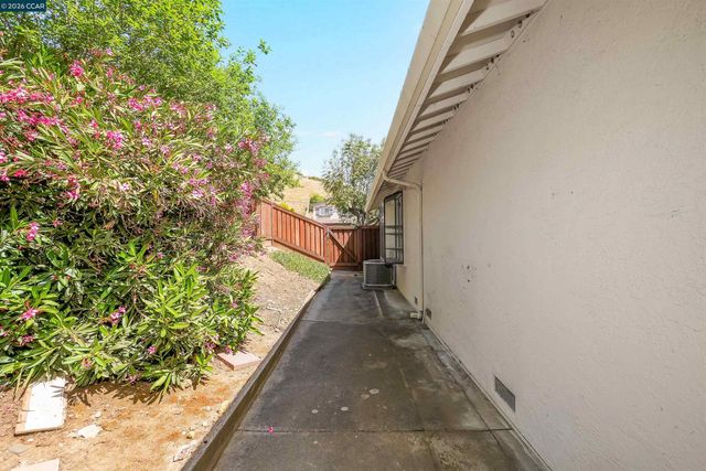 121 Violet Rd, Hercules, CA 94547