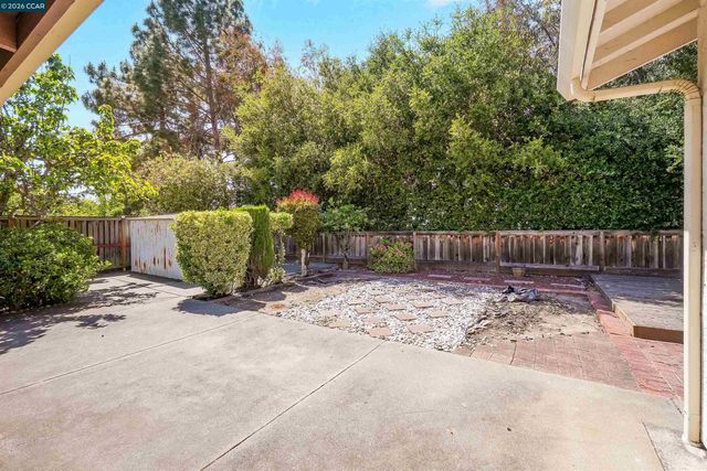 121 Violet Rd, Hercules, CA 94547