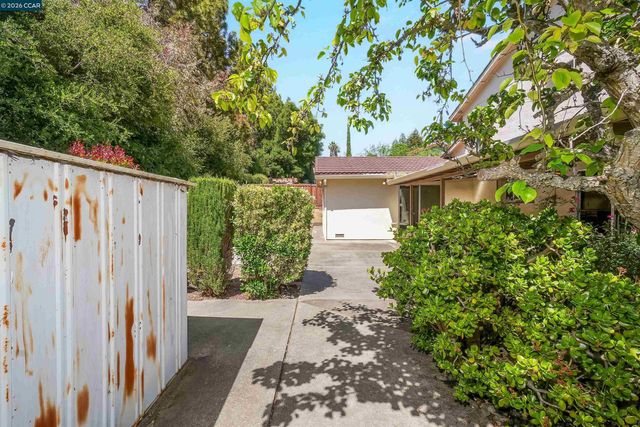 121 Violet Rd, Hercules, CA 94547