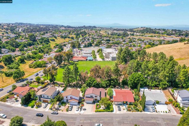 121 Violet Rd, Hercules, CA 94547