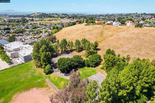 121 Violet Rd, Hercules, CA 94547