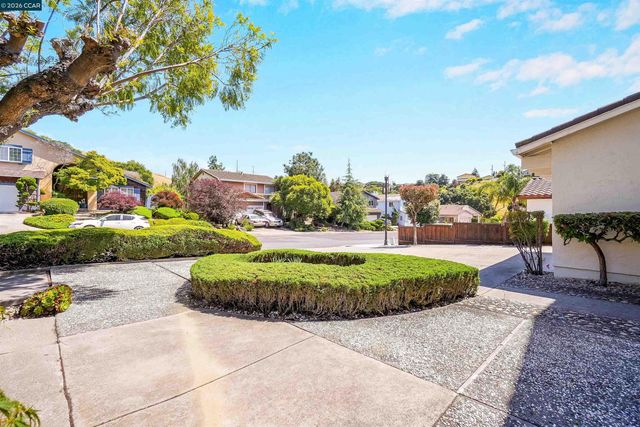 121 Violet Rd, Hercules, CA 94547