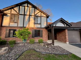 11151 Cottonwood Drive 19C, Palos Hills, IL 60465