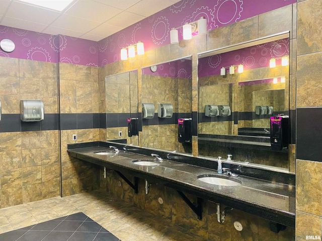 3624 AVENUE OF THE CITIES Avenue, Moline, IL 61265