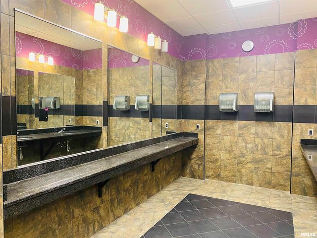 3624 AVENUE OF THE CITIES Avenue, Moline, IL 61265