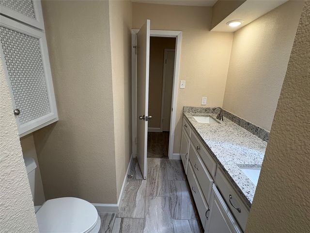 2703 Oak Cliff Lane, Arlington, TX 76012