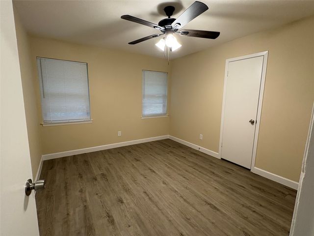 2703 Oak Cliff Lane, Arlington, TX 76012