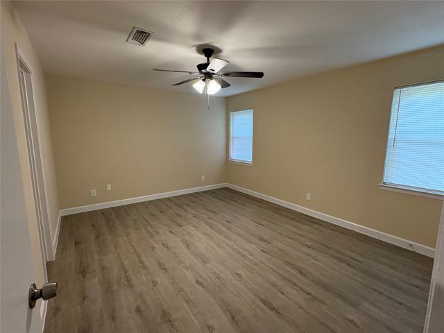 2703 Oak Cliff Lane, Arlington, TX 76012