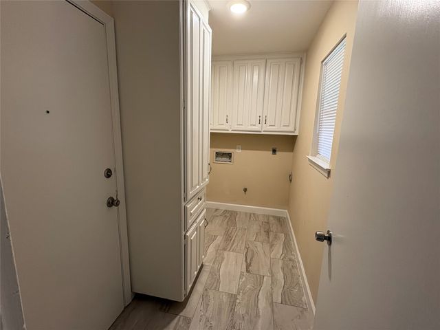 2703 Oak Cliff Lane, Arlington, TX 76012
