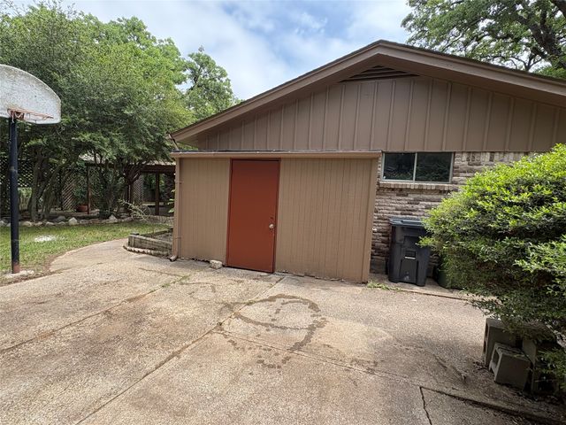 2703 Oak Cliff Lane, Arlington, TX 76012