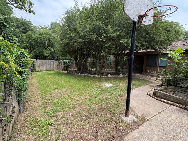 2703 Oak Cliff Lane, Arlington, TX 76012
