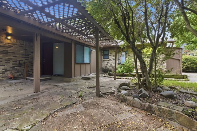 2703 Oak Cliff Lane, Arlington, TX 76012
