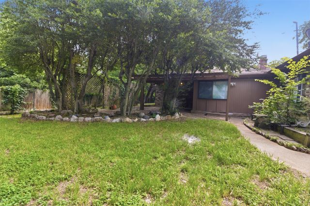 2703 Oak Cliff Lane, Arlington, TX 76012