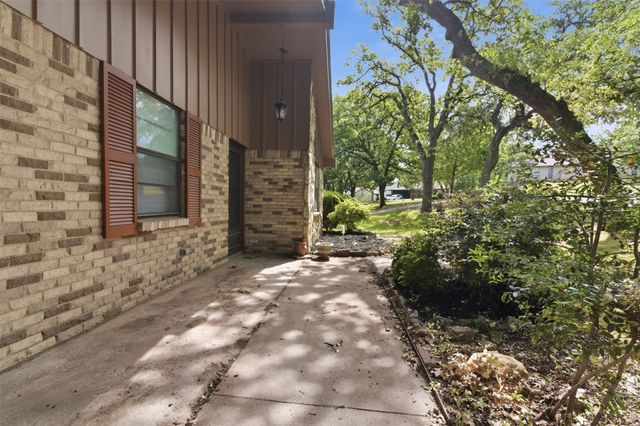 2703 Oak Cliff Lane, Arlington, TX 76012