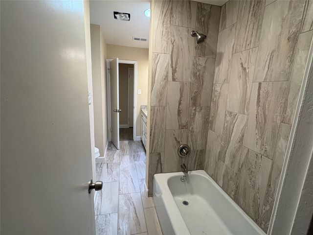 2703 Oak Cliff Lane, Arlington, TX 76012