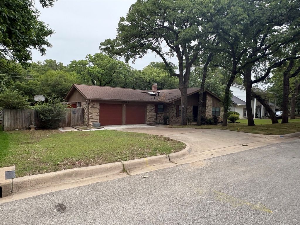 2703 Oak Cliff Lane, Arlington, TX 76012