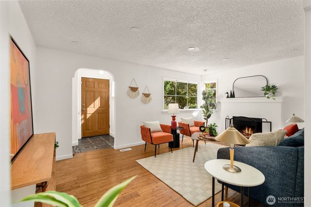 8627 9th Avenue SW, Seattle, WA 98106