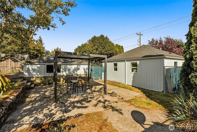 8627 9th Avenue SW, Seattle, WA 98106