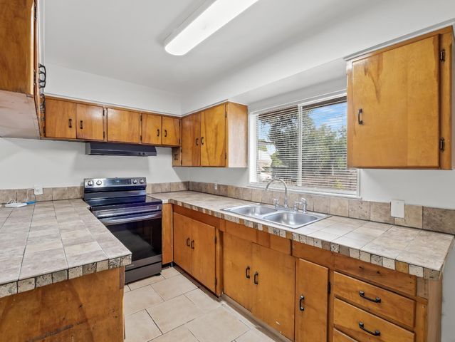4743 E Lane Avenue, Fresno, CA 93702