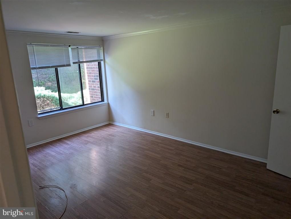 Image 10 of property listing at 18022 CHALET DR #27-103, Germantown, MD 20874