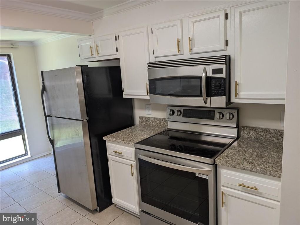 Image 3 of property listing at 18022 CHALET DR #27-103, Germantown, MD 20874