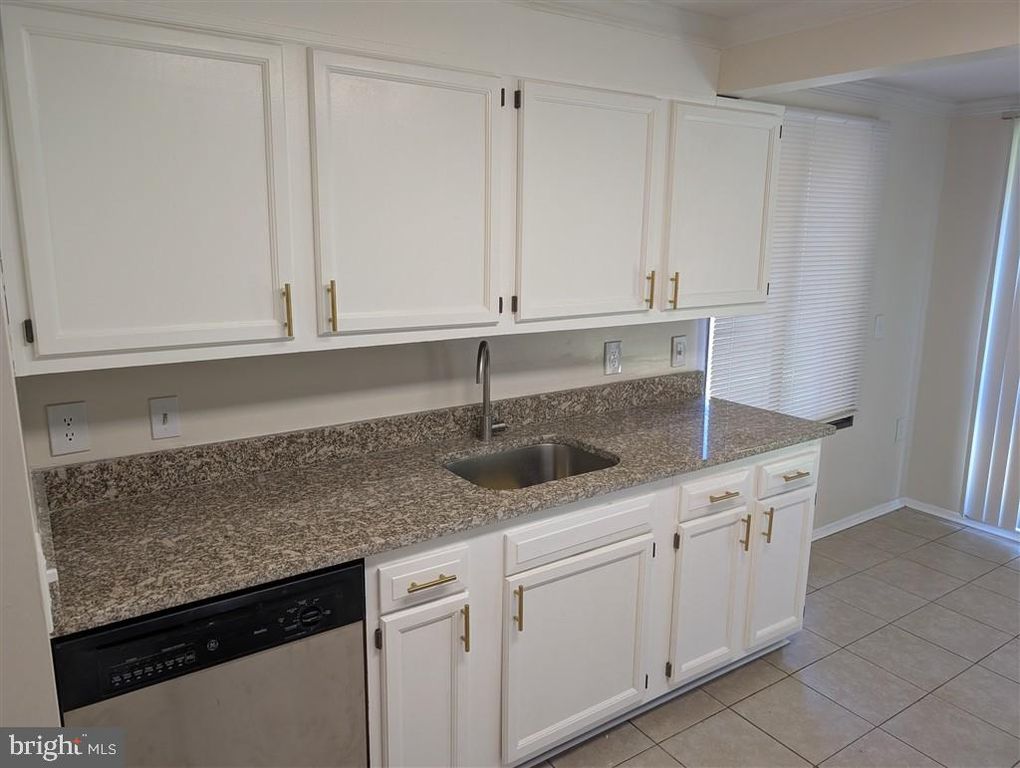 Image 4 of property listing at 18022 CHALET DR #27-103, Germantown, MD 20874