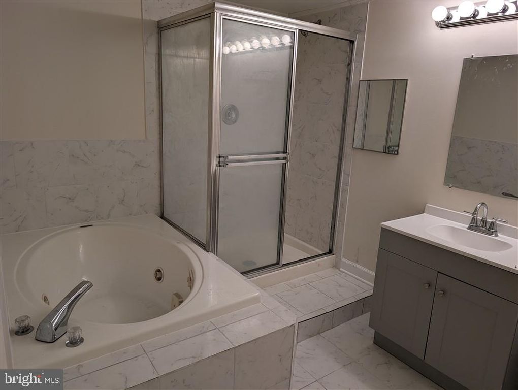 Image 5 of property listing at 18022 CHALET DR #27-103, Germantown, MD 20874