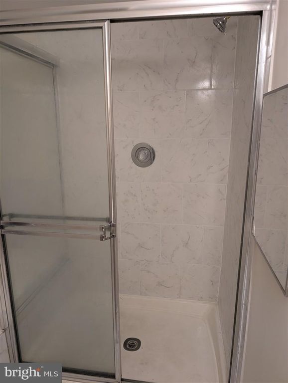 Image 7 of property listing at 18022 CHALET DR #27-103, Germantown, MD 20874