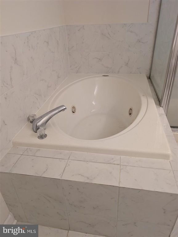 Image 8 of property listing at 18022 CHALET DR #27-103, Germantown, MD 20874